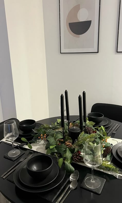 Dining Table Decor Black Plates, Black And Brown Table Setting, Black Dining Rooms Ideas, Black Table Christmas Decor, Black Table Set Up, Black Christmas Table Decor, Table Settings Black Plates, Black Dinner Table Decor, Black Table Scape