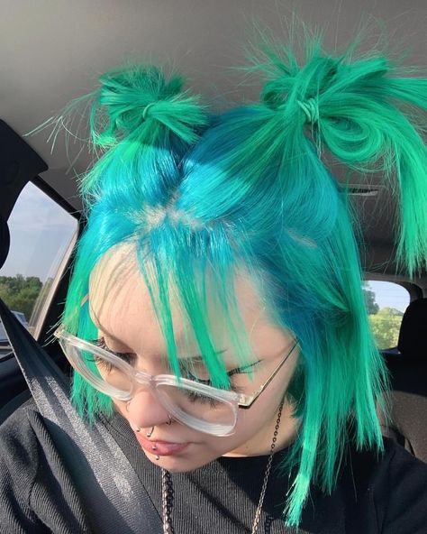 Green Hair Color Ideas, Dye Inspiration, Green Hair Color, Split Dyed Hair, Arctic Fox Hair Color, Hair Inspired, Fox Hair, Blue Core, Vivid Hair Color