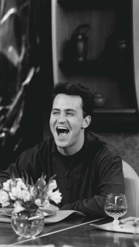 Chandler Bing❤️ Matthew Perry Friends, Chandler Friends, Friends 1994, Friends Best Moments, Friends Scenes, Friends Episodes, Friends Poster, Friends Tv Series, Friends Cast