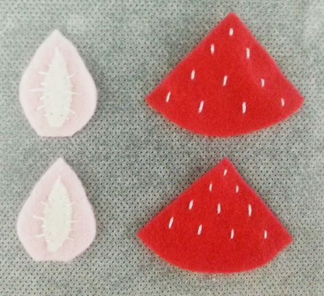 Felt Strawberry Slice, Felt Strawberry Pattern, Felt Desserts, Felt Strawberries, Felt Strawberry, Crochet Dogs, Dramatic Play Area, Felt Play Food, Strawberry Slice