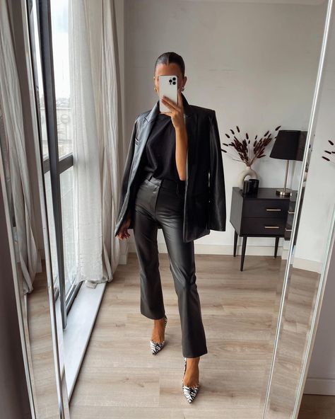 Zara Leather Pants, Leather Pants Outfit, Casual Chic Style, Faux Leather Pants, Zara Pants, Business Outfits, Looks Style, Winter Fashion Outfits, Outfits Casuales