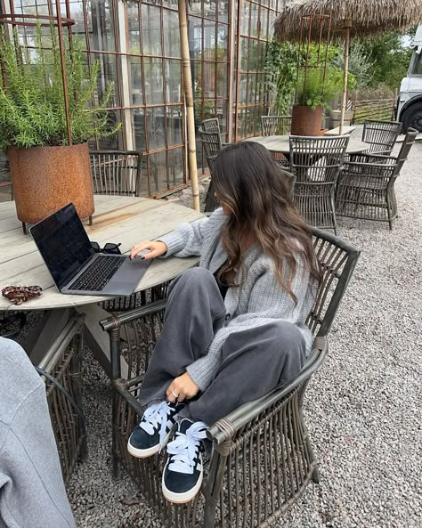 höst, jobb, fika och nya pjucks🫶🏻 | Instagram Adidas Campus Outfit, Campus 00s Outfit, Adidas Sneakers Outfit, Adidas Campus 00, Outfit Campus, Adidas Campus Shoes, Campus 00, Campus Adidas, Looks Adidas