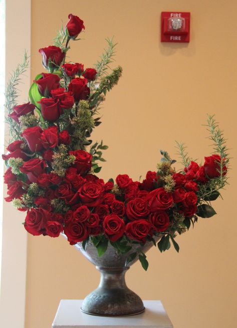 Red Roses Centerpieces, Red Rose Arrangements, Unique Floral Arrangements, Church Flower Arrangements, Rose Centerpieces, Red Rose Bouquet, Creative Flower Arrangements, Flower Arrangements Simple, Church Flowers