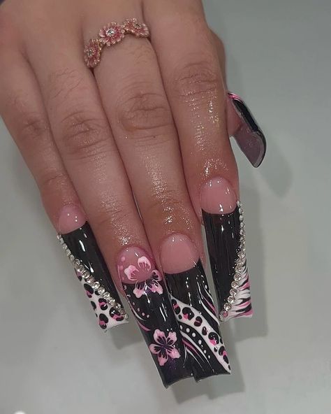 ig: nailsbyzairaa Junk Nails Almond Shape, Nail Ideas Festive, 2000s Curved Nails, Cute Feminine Nails, Light Pink Nails Y2k, Y2k Nail Designs Acrylic, Cool Nail Art Ideas, Skull Nail Art Tutorial, Short Easy Nails Design