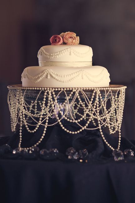 Cake With Pearls, 30th Anniversary Party, Great Gatsby Themed Wedding, Wedding Cake Pearls, 20s Wedding, Gatsby Wedding Theme, Pearl Anniversary, Pearl Party, Boda Diy