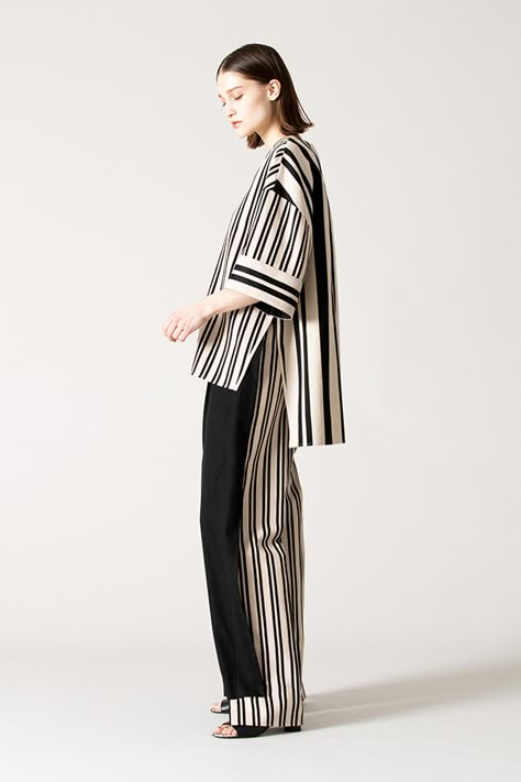 Stripes Fashion 2023, Women Striped Shirt, Stripes Outfit, Stripes Pants, Stripe Fashion, Mode Casual, Modest Wear, Mode Inspo, Fashion Design Clothes