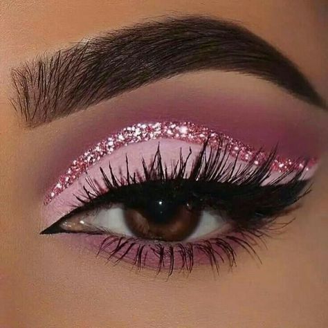 Pink Butterfly Eyeshadow, Eyeshadow Looks Crazy, Gold And Pink Eye Makeup, Cute Valentine’s Day Eye Makeup, Pink Holiday Makeup, Pink Halo Eye Makeup, Smoky Pink Eye Makeup, Make Up Fucsia, Make Up New Year