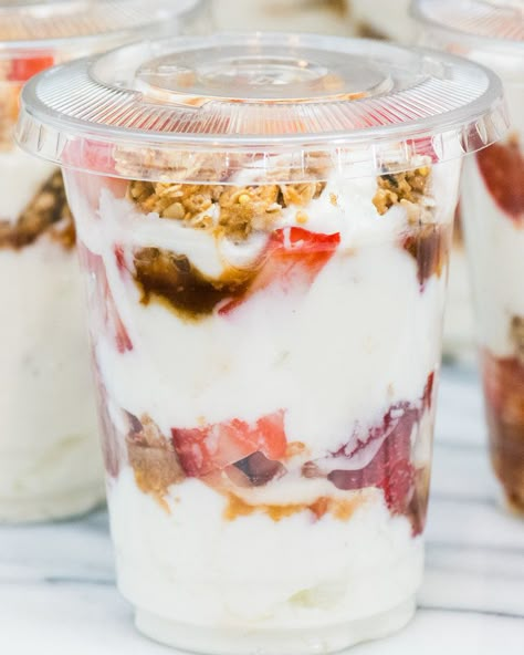 Granola Parfait Cups, How To Make Parfait, Fruit Parfait Cups, Homemade Parfait, Breakfast Punch, Fruit Parfait Recipes, Fruit Smoothie Ideas, Yogurt Parfait Cups, Low Card Diet