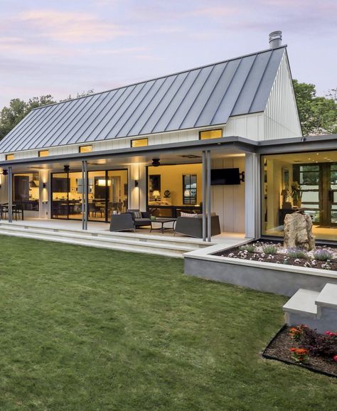 Metal Barn Homes, Farmhouse Exterior Design, Metal Building Home, Casa Country, Farmhouse Landscaping, Modern Barn House, Modern Farmhouse Exterior, Barn Style House, Modern Barn