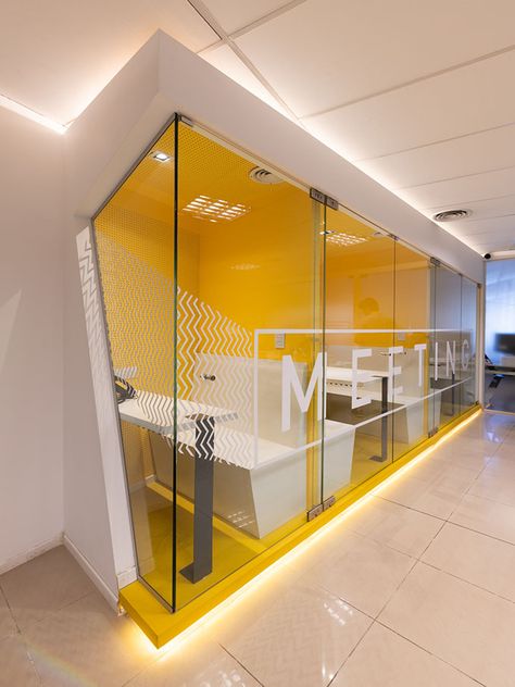 Ascentio Technologies Office by Baremberg Bass Estudio de Arquitectura Meeting Room Glass Design, Technology Office Design, Wall Design Office, Working Space Design, Technology Room, Offices Designs, Coworking Space Design, Yellow Office, Innovative Office