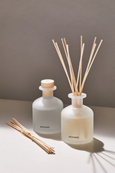 Reed Diffuser Packaging, Homemade Reed Diffuser, Candle Photography Ideas, Lilin Aroma, Reed Diffuser Bottle, Fresh Lavender, Diffuser Sticks, Candles Photography, Room Diffuser