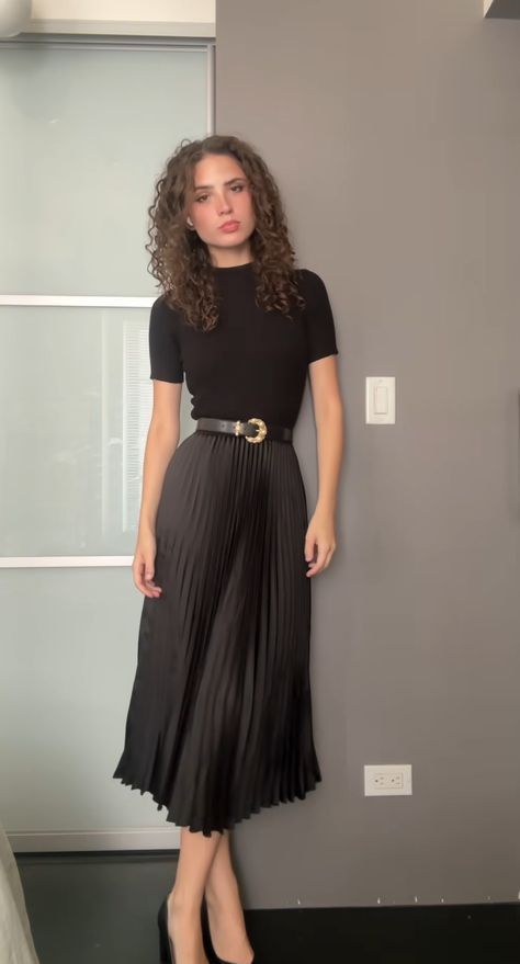 Work Pleated Skirt Outfit, Satin Pleated Midi Skirt, Pleated Skirt Business Casual, Work Outfit Skirt Professional, Professional Skirt Outfits Women, Black Skirt Business Casual, Semi Formal Outfits For Women Skirt, Black Pleated Skirt Outfit Work, Smart Casual Work Outfit Skirt