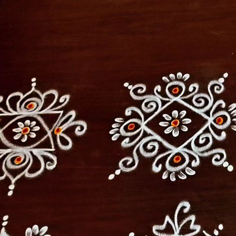 Easy muggulu by Sapna. on Instagram: "Daily use muggulu 😍" Muggulu Design Simple With Colors, Small Muggulu Easy, Small Rangoli Design For Daily, Daily Rangoli Designs Easy, Simple Muggulu Designs, Muggulu Design Simple, White Rangoli, Margali Kolam, Simple Art Designs