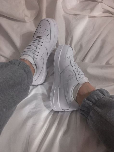 White Nike Shoes, Nike Fashion Shoes, Nike Socks, Cute Nikes, Aesthetic Shoes, White Nike, Colorful Socks, Jordan 11, Nike Sneakers