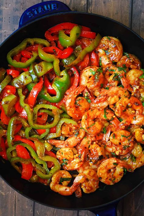 sweet chili shrimp with bell peppers in a cast iron skillet Shrimp With Bell Peppers, Summer Shrimp, Sweet Chili Shrimp, Spicy Seafood, Chili Shrimp, Shrimp Dinner, Quick Dishes, Shrimp Recipes For Dinner, Green Bell Pepper