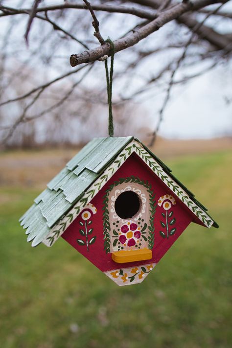 3 Bird-Friendly Garden Ideas: Bird Nesting Material Station, Natural Bird Treats, and More — Under A Tin Roof Painted Bird Feeders Ideas, Bird Nesting Material, Tire Furniture, Bird Houses Ideas, Bird Houses Ideas Diy, Bird Treats, Bird Sanctuary, Bird Houses Painted, Birdhouse Designs