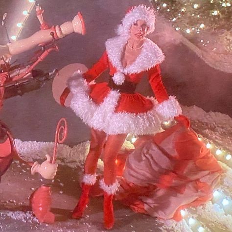 Nineties Milk on Instagram: “Martha May Whovier being a Christmas fashion icon in How The Grinch Stole Christmas, 2000 🎄” Martha May Whovier, Whoville Costumes, Martha May, Christmas Sleighs, Grinchmas Party, Christine Baranski, Grinch Movie, Grinch Costumes, The Grinch Stole Christmas