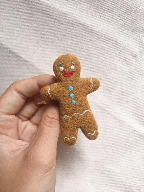 Felted Gingerbread Man, Needle Felted Gingerbread Man, Felt Ball Crafts, Felt Gingerbread Man, Felt Figures, Sellable Crafts, Sewing Soft Toys, Cute Gingerbread Man, Felting Crafts