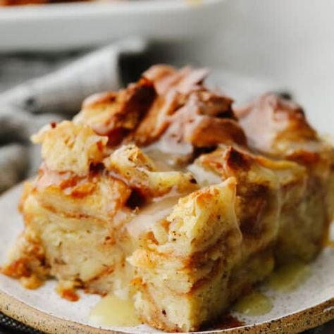 Croissant Bread Pudding - The Recipe Critic Desert Bread Recipes, Bread Pudding With Croissants, Homemade Bread Pudding, Oreo Cookie Dessert, Pot Luck Recipes, Ham And Cheese Casserole, Croissant Bread Pudding, Apple Bread Pudding, Homemade Blueberry Syrup