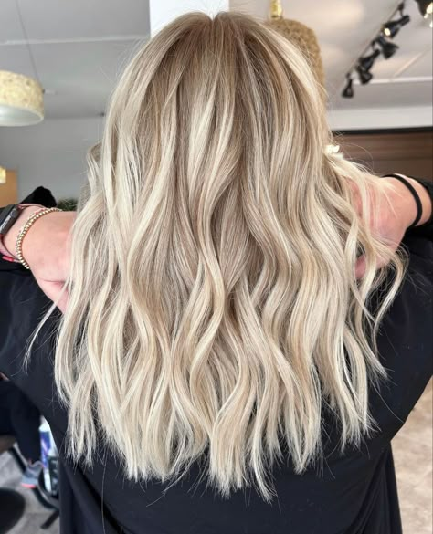 Cute Highlights For Blonde Hair, Short Blonde With Highlights, Highlight For Blonde Hair, Heavy Partial Highlights Blonde, Blond Hair Ideas Medium Length, Blonde Highlights On Blonde Hair Medium Length, Blonde Hair Cuts For Round Faces, Light Blonde Balayage On Blonde Hair, Full Highlights On Dirty Blonde Hair