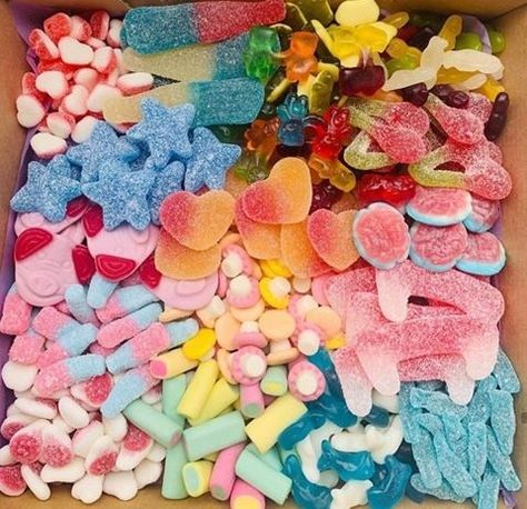 Gummy Candies, Candy Board, Sleepover Food, Junk Food Snacks, Yummy Comfort Food, Sour Candy, Candy Party, Candy Shop, Food Obsession