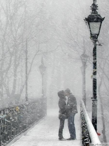 Kiss in the snow...love doesn't freeze, it warms even on the coldest of days Kissing In The Snow, A Snowy Day, Winter Schnee, Winter Love, Winter Magic, Winter Beauty, Snowy Day, Winter Wonder, Baby Cold