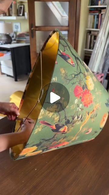 Making Lamp Shades Diy, Diy Wicker Lamp Shade, How To Make A Lampshade, Diy Lamp Shade Ideas, Can Light Covers, Diy Lamp Shade Makeover, Decoupage Lampshade, Lamp Shade Makeover, Lamp Shades Ideas