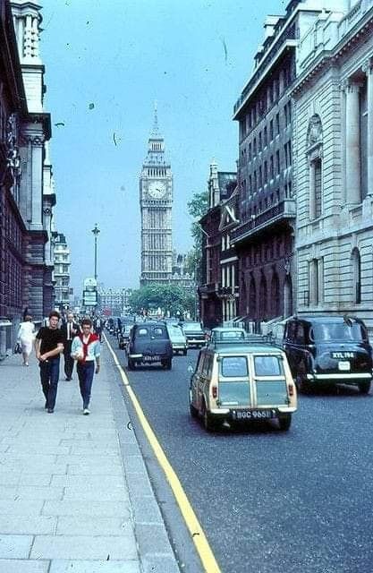 In the 1960s, London was a vibrant epicenter of cultural and social revolution, often referred to as Swinging London. 1960s England, 1960s London, Swinging London, London Vintage, London History, London Pictures, London Aesthetic, London Photographer, Swinging Sixties