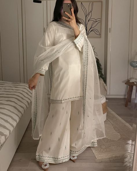 Simple Dress Casual, Desi Dress, Desi Fashion Casual, Pakistani Dresses Casual, Pakistani Fancy Dresses, Beautiful Pakistani Dresses, Modest Dresses Casual, Simple Pakistani Dresses, Indian Bridal Outfits