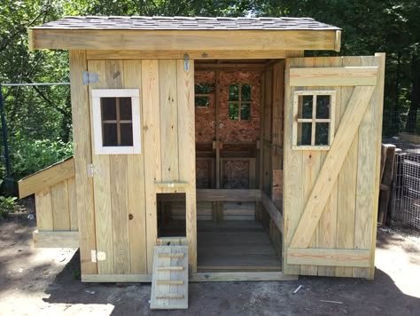 Dream Chicken Coop – TBN Ranch Chicken Keeping Resources Dream Chicken Coop, Garden And Chickens, Chicken Coop Plans Free, Chicken Coop Pallets, Walk In Chicken Coop, Chicken Shed, Chicken Barn, Chicken Coop Garden, Duck Coop