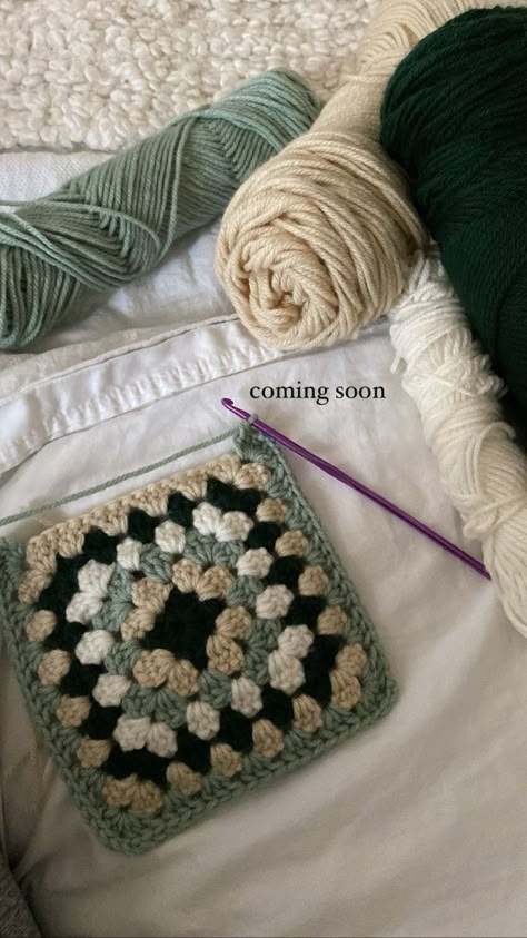 Aesthetic Crochet Granny Square, Crochet Mini Blanket, Croching Aesthetic, Crochet Granny Square Aesthetic, Crochet Fun Projects, Three Color Granny Square, Crochet Bag Closure, Granny Square Crochet Color Combinations, Things To Do With Granny Squares