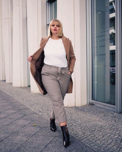 Blunt Bob Hairstyles: @charlottekuhrt with a blunt bob hairstyle Autumnal Hair, Plus Size Photography, Long Length Hair, Plus Model, People Standing, People People, Bob Haircut, 80s Fashion, Fall Looks