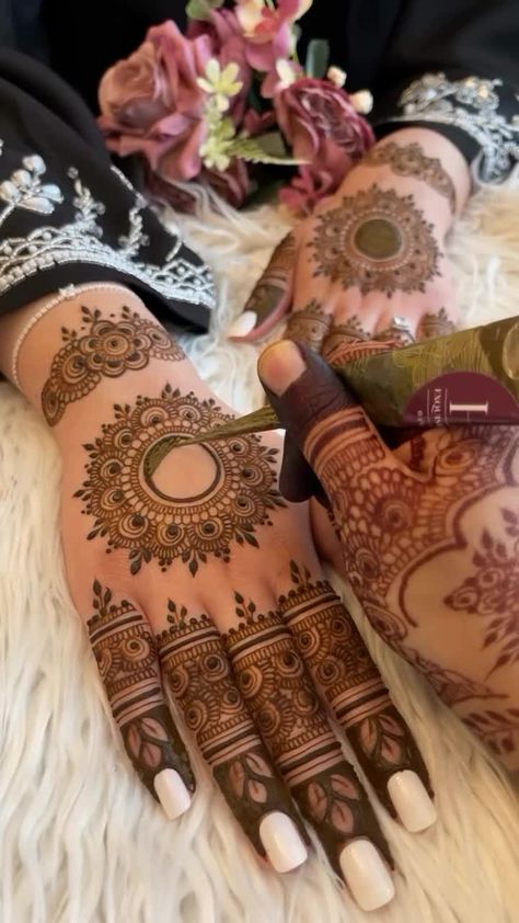 Simple And Beautiful Mehndi Designs, Mehndi Designs For Back Hand, Mehndi Designs For Back, Beautiful Simple Mehndi Design, Front Mehndi, Simple Mehendi, Front Mehndi Design, Mehndi Designs Simple, Simple Mehendi Designs