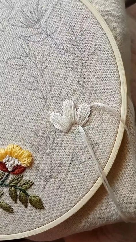 Beautiful Flowers Embroidery Tutorial Easy Embroidery Designs, Simple Hand Embroidery, Clothes Embroidery Diy, Birds Embroidery Designs, Simple Hand Embroidery Patterns, Digital Embroidery Patterns, Diy Embroidery Designs, Hand Embroidery Patterns Flowers, Floral Embroidery Patterns