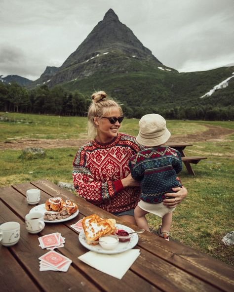 Traveling Mom Aesthetic, Mom Friends Aesthetic, Mom Life Pictures, Hildegunn Taipale, Outdoor Mom, Camping With Baby, Children Aesthetic, Mom With Kids, Hippie Mom