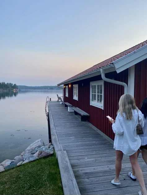 Vanliga kläder, praktiska kläder, girl, sommaroutfits, fotografi, trendiga kläder, sommar, sommar mode, snygga kläder, svenskt mode,  svenskstil, champagneblont hår, fotografier av vänner,klänningar sommar,aesthetic , båthus, sommarhus, vatten, landställe Coastal Grandmother Aesthetic House, Swedish Aesthetic, Sweden Aesthetic, Grandma Kitchen, Sweden Summer, Scandi Summer, Coastal Grandmother Aesthetic, Grandmother Aesthetic, Bedroom Fashion