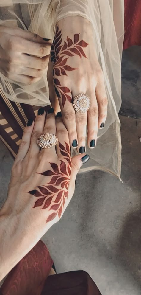 Fancy Mehandi Designs, Finger Mehendi Designs, Simple Mehendi Designs, Mehndi Designs Fingers, Floral Henna Designs, Finger Henna Designs, Henna Inspo, Modern Henna, Modern Henna Designs