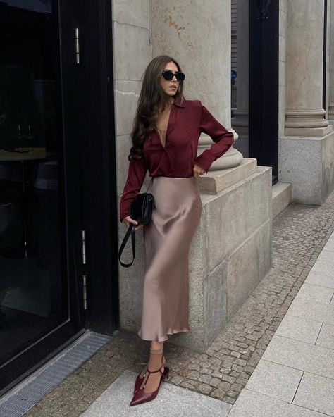 Satin Skirt Outfit, Old Money Fashion, Rok Outfit, Dark Academia Outfits, Outfit Elegantes, Money Fashion, Burgundy Outfit, Academia Outfits, Long Skirt Outfits