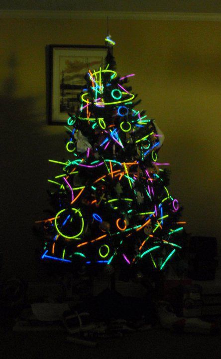 Just a Glow stick Christmas Tree. Glow In The Dark Christmas Party, Glow Christmas Party, Neon Christmas Tree Decorations, Neon Christmas Decor, Neon Christmas Decorations, Neon Christmas Aesthetic, Diy Blacklight, Neon Christmas Party, Neon Christmas Tree