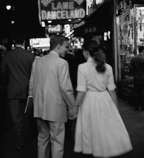 50s Couple, Old Romance, 1950s Aesthetic, Old School Love, 50s Aesthetic, Old Fashioned Love, School Love, Sean Penn, Vintage Couples