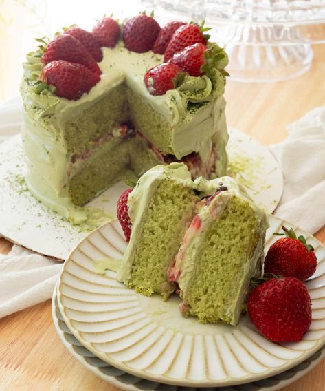 Strawberry Matcha Cake w/ Matcha Whipped Cream Frosting Matcha Blueberry Cake, Cake Layer Ideas, Matcha And Strawberry Cake, No Bake Matcha Cheesecake, Macha Cake Recipe, Green Strawberry Cake, Vegan Matcha Cake, Matcha Wedding Cake, Strawberry Matcha Cupcakes