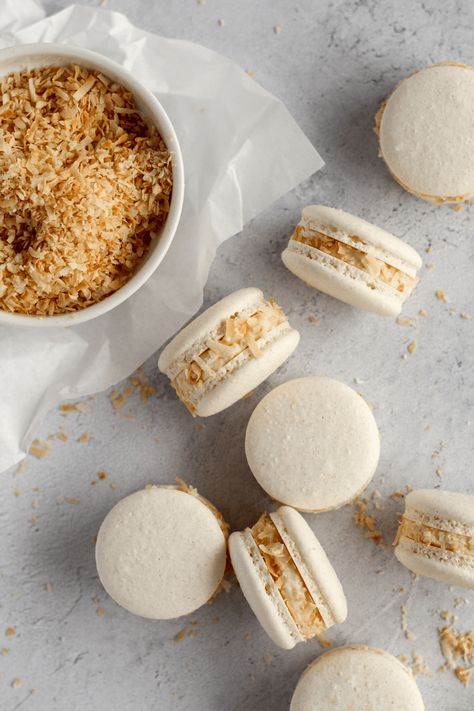 Coconut Macaron, Coconut Macarons, Desserts Easy Recipes, French Macaroon Recipes, Macaron Ideas, Coconut Buttercream, Macaron Filling, Macaron Recipes, Coconut Shavings