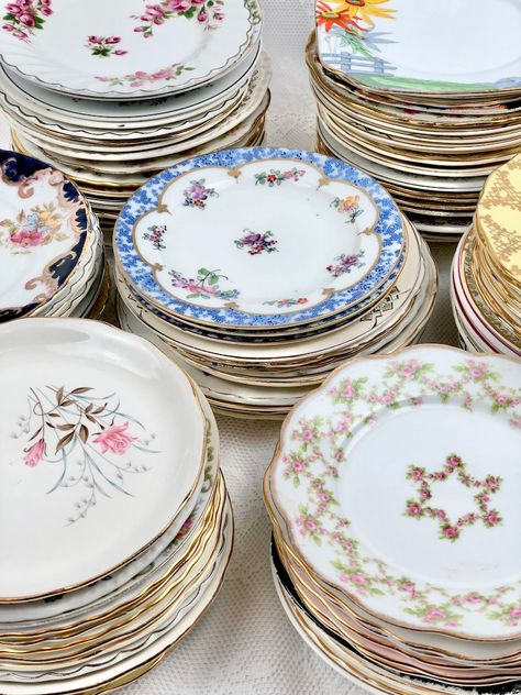 Vintage Plates Wedding, Plates Wall Decor, China Dessert, Vintage Table Setting, Wall Decor Wedding, Mismatched China, Dessert Aux Fruits, Eclectic Wedding, Vintage Dessert