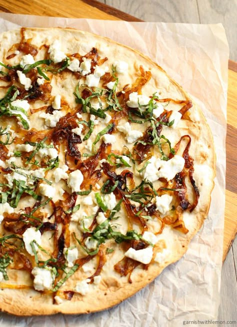 flatbread with goat cheese + caramelized onions. Flatbread With Goat Cheese, Yakimeshi Recipe, Goats Cheese Flatbread, Pizza Vegana, Easy Flatbread, Goat Cheese Pizza, Pizza Roll, Pizza Flatbread, Goat Cheese Recipes