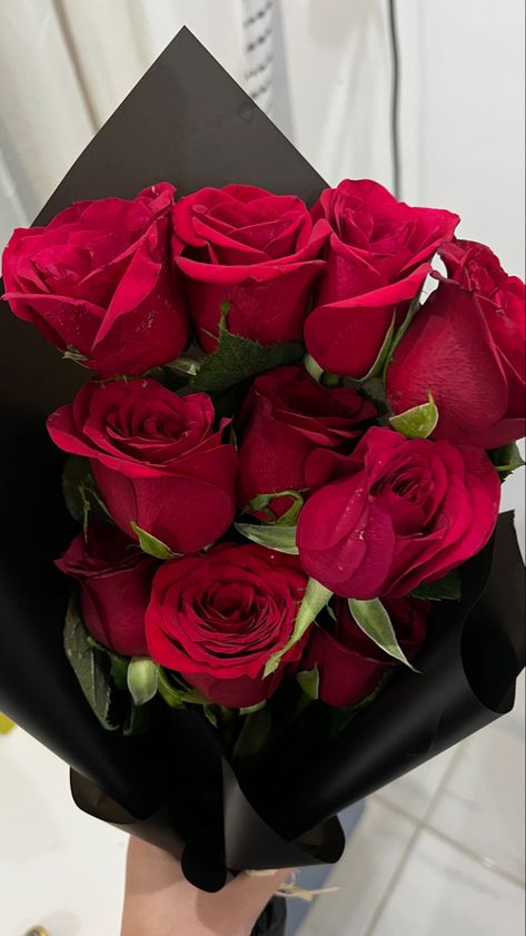 #valentines #valentinesday #valentinesdaydecorations #valentinesdaygifts #valentinesdaydecor #roses #rosesaesthetic #flower #bouquet Rose Bouquet Pictures, Red Rose Pictures, Roses For Her, Dozen Red Roses, Red Roses Wallpaper, Floral Wallpaper Iphone, Red Rose Bouquet, Boquette Flowers, Flower Video