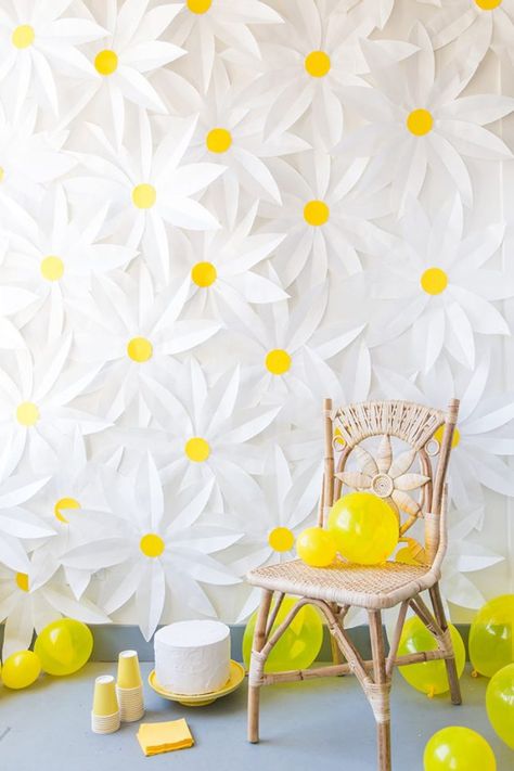 backdrop_15 Diy Photo Backdrop, Daisy Party, Summer Fest, Paper Daisy, Yellow Party, Backdrop Diy, Diy Backdrop, Photo Backdrops, Backdrop Ideas