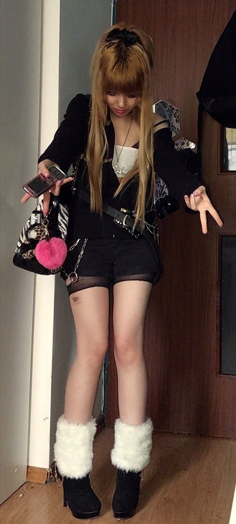 Gyaru outfit fashion makeup style clothes hair inspiration inspo tsuyome oraora anee onee rokku parikura gal kogal Onee Gal Gyaru, Simple Gyaru Outfit, Kogal Gyaru Outfit, Rokku Gyaru Outfits, Rokku Gyaru Makeup, Rokku Gyaru Fashion, Gothic Gyaru, Gyaru Rokku, Gyaru Clothes