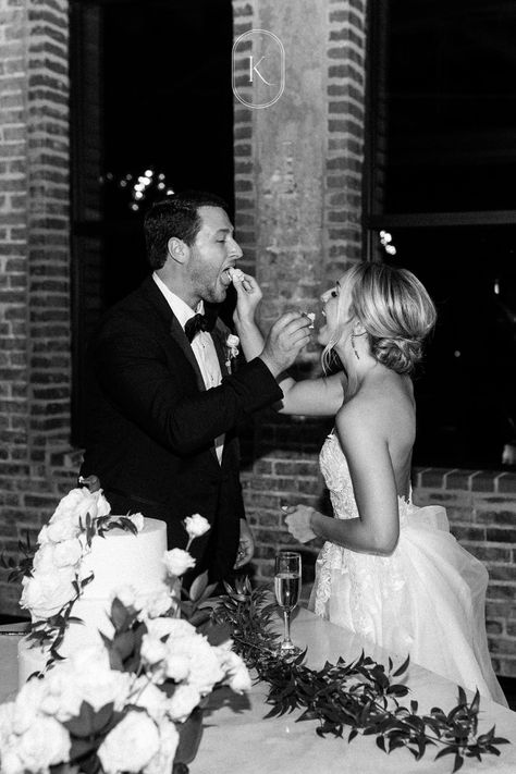 Cake Wedding Pictures, Wedding Photos After Ceremony, Wedding Cake Photography Photo Ideas, Wedding Photo Ideas Black And White, Wedding Cake Couple Photos, Wedding Cake Pictures Couple, Wedding Cake Eating Pictures, Wedding Reception Detail Photos, Wedding Photo Ideas Inside