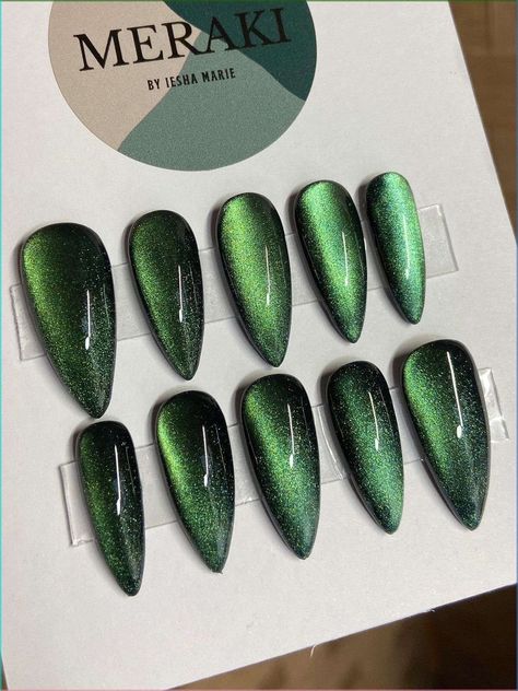 Black Green Cat Eye Nails, Cool Press On Nails, Press On Nails Green, Nail Idea Green, Green Nails Cat Eye, Green And Black Nail Art, Cat Eye Nails Green, Loki Nails, Green Aesthetic Nails