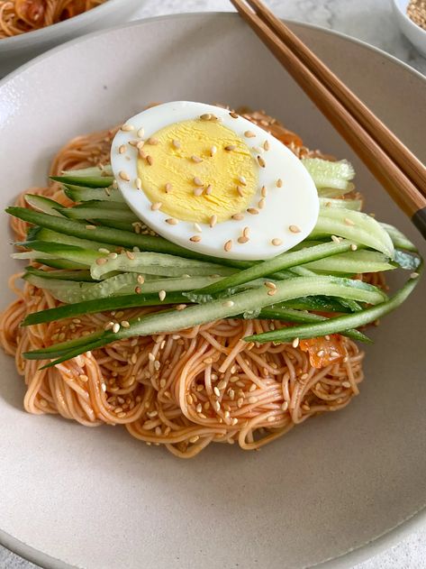 Bibim Guksu! One of my favorite Korean food dishes to enjoy in the summer! Cold, flavorful, spicy, slightly sweet and tangy, so delicious! Bibim Guksu, Healthy Asian Food, Korean Cold Noodles, Camping Meal Plan, Cold Noodle Salad, No Meat Recipes, Cooking Workshop, Noodle Salad Cold, Roasted Broccoli Recipe